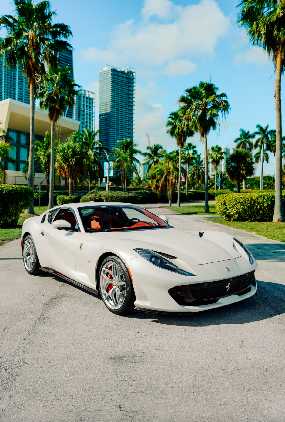 Ferrari 812 Superfast White / Red