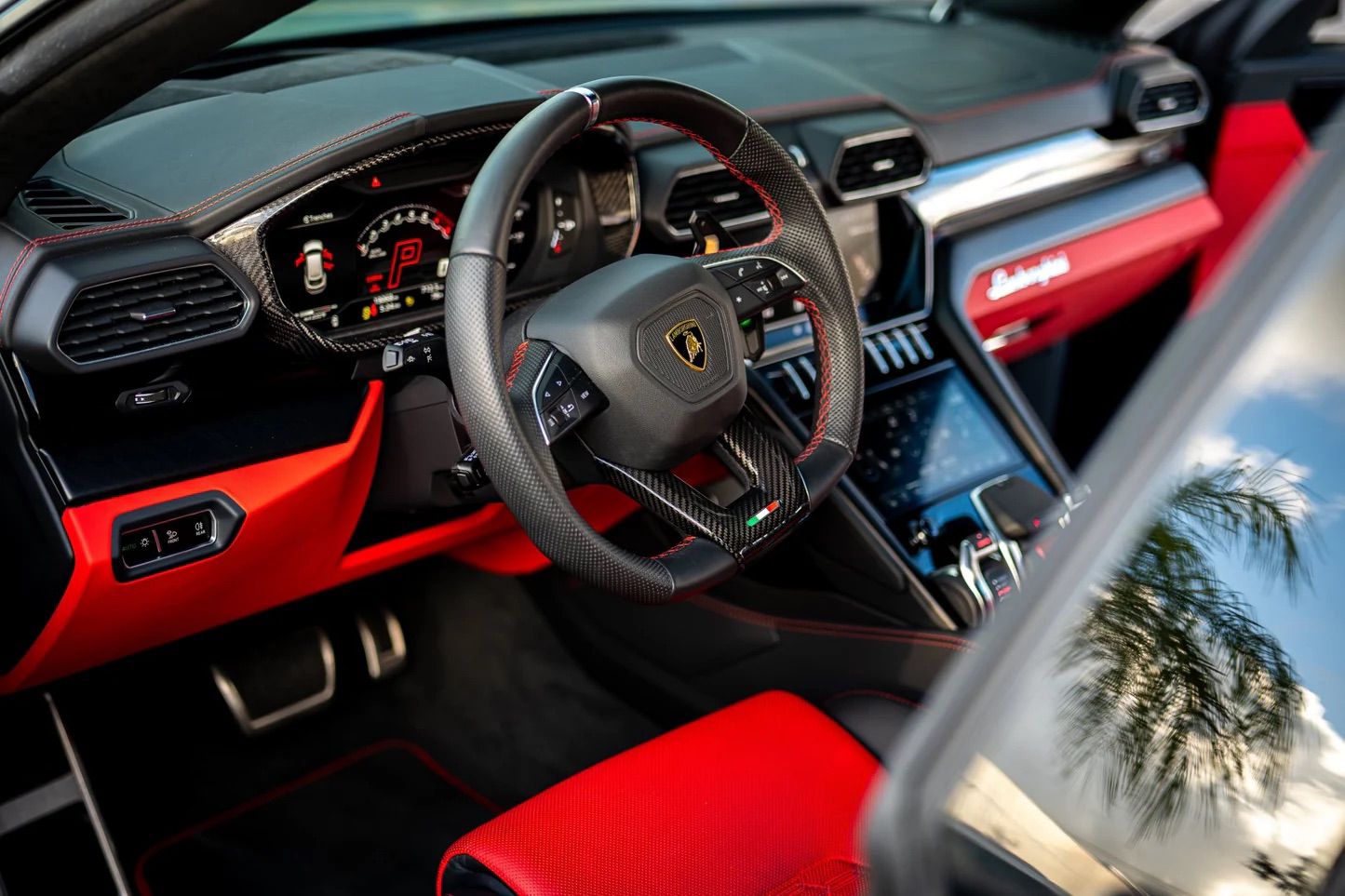 Lamborghini Urus photo